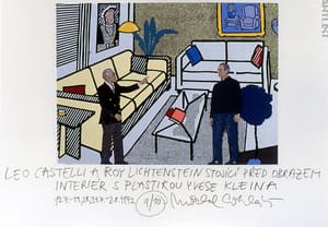 Leo Castelli a Poy Lichtenstein stojící pře obrazem „Interiér s platikou Yvese Kleina“     